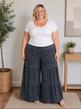 Love 83 Charcoal Wash Wide-Leg Tiered Pants. Size 1X.